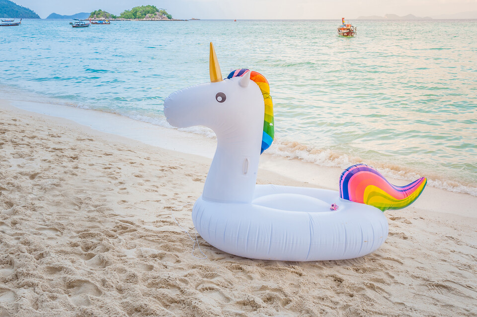 Unicornio inflable en una playa